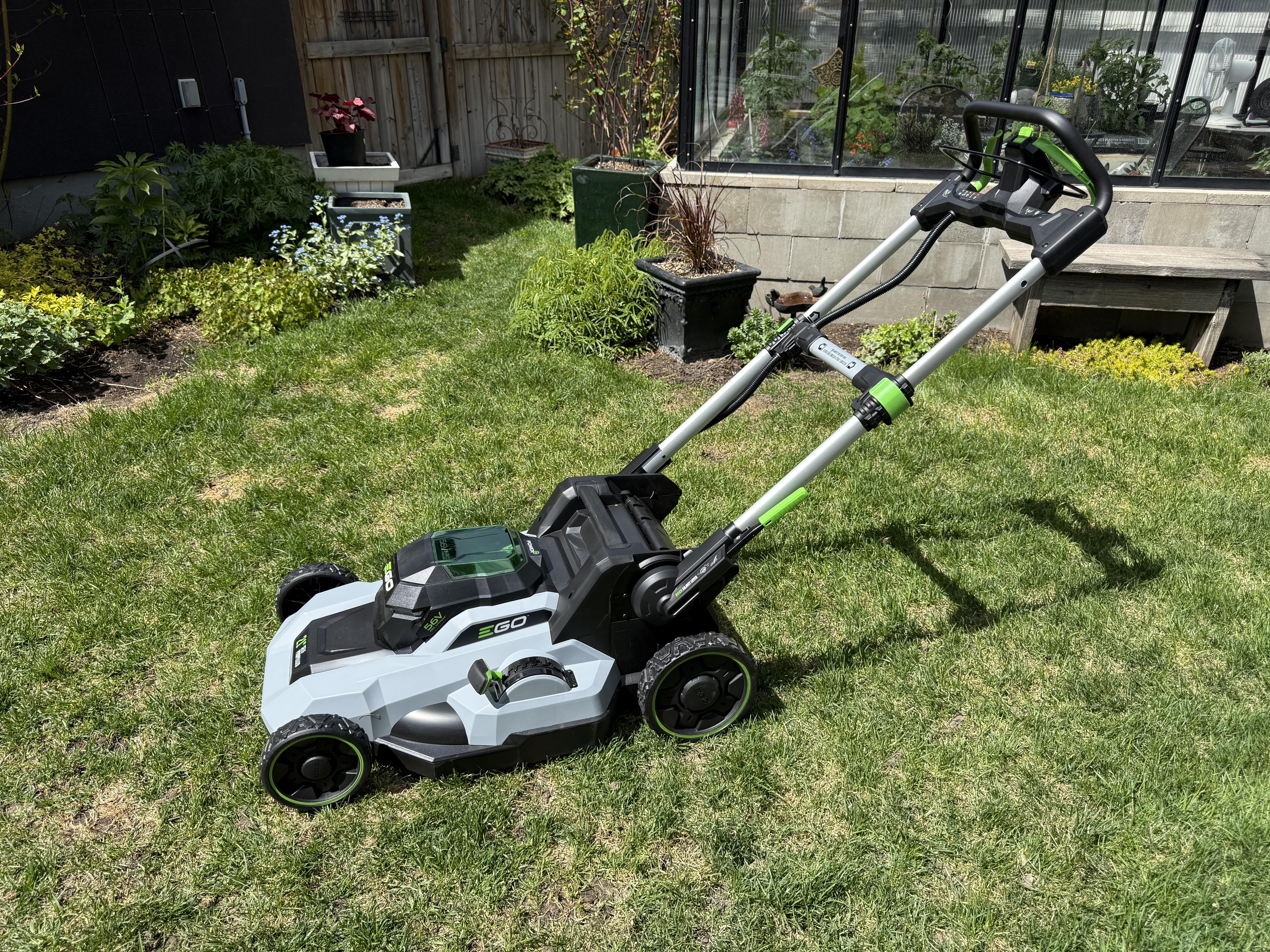LM2114SP owner photo by YYCNYCGal: Amazing Mower - Grass Cutting is a Treat